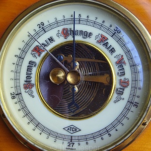 Antikes ATCO-Barometer mit alt-englischer Skala